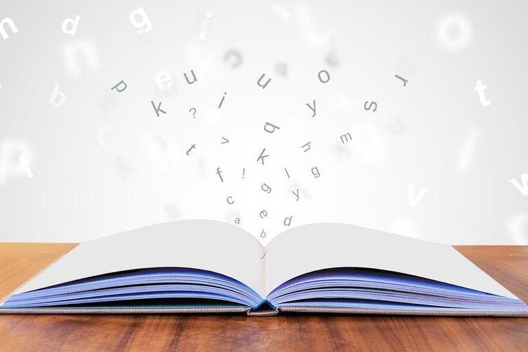 Abbildung eines Buches, aus dem einzelne Buchstaben fliegen